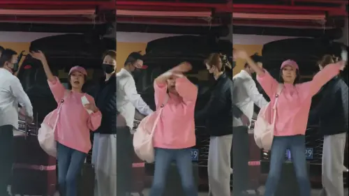 ▲潘迎紫原地揮手做開合跳，跟送機的粉絲打招呼，動作輕盈。（圖／會火微博）