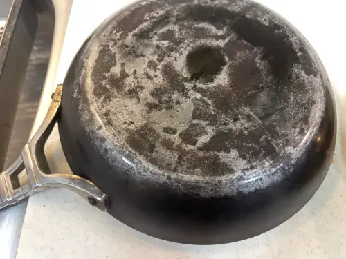 ▲靜置一小時後，部分焦黑隨戳揉剝落露出銀灰色，免用力刷，用水沖洗就露出原色。頑垢建議拉長敷膜時間。（圖／記者徐銘穗攝）