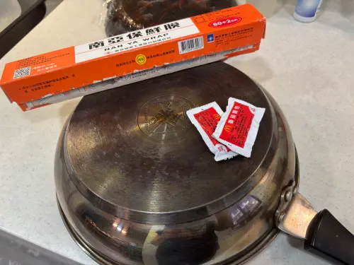 過期番茄醬包先別丟！搭1物焦黑鍋底變亮白　實測真神：免用力刷