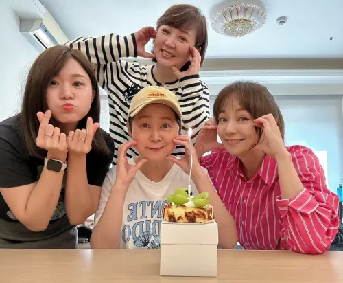 ▲王月（中）與好友郁方（上）、季芹（右）等人一起慶祝61歲生日。（圖／王月（月姐）FB）