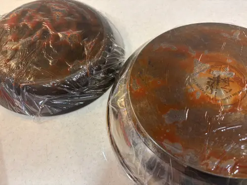 ▲將番茄醬均勻塗抹於不鏽鋼鍋底泛黃處，再用保鮮膜封存三小時，強化酸性分解效果。（圖／記者徐銘穗攝）