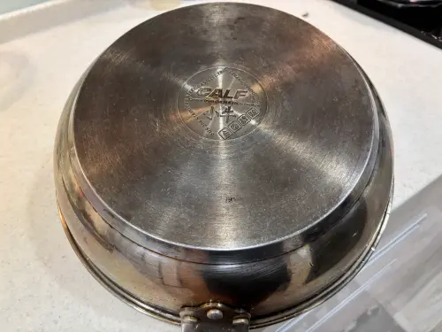 ▲實測結果相當驚人！不用用力刷，原本難纏的泛黃污漬幾乎全數消失，鍋底恢復潔淨亮白，驗證此招「真神」。（圖／記者徐銘穗攝）