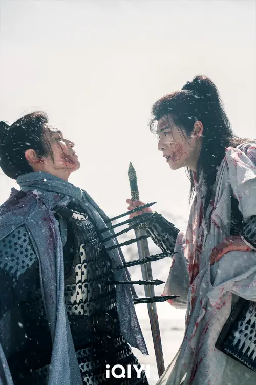 ▲《冰湖重生》李昀銳（右）透露自己最愛戰損造型，搭配雪地場景與整體氛圍呈現，人物氣質鮮明。（圖／愛奇藝國際版）