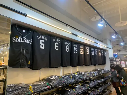 ▲軟銀主場商品部，徐若熙18號球衣、T-Shirt早已被一掃而空，剩下其他球員的球衣。（圖／記者陳柏翰攝）