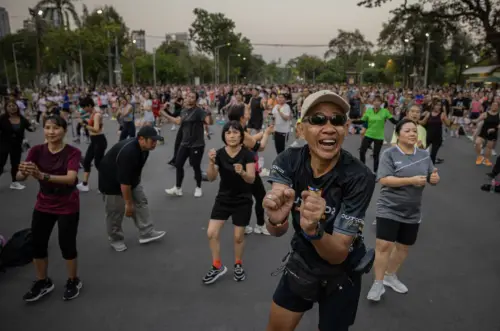 下班直奔這裡！曼谷公園跳出「戶外夜店」　觀光客也朝聖