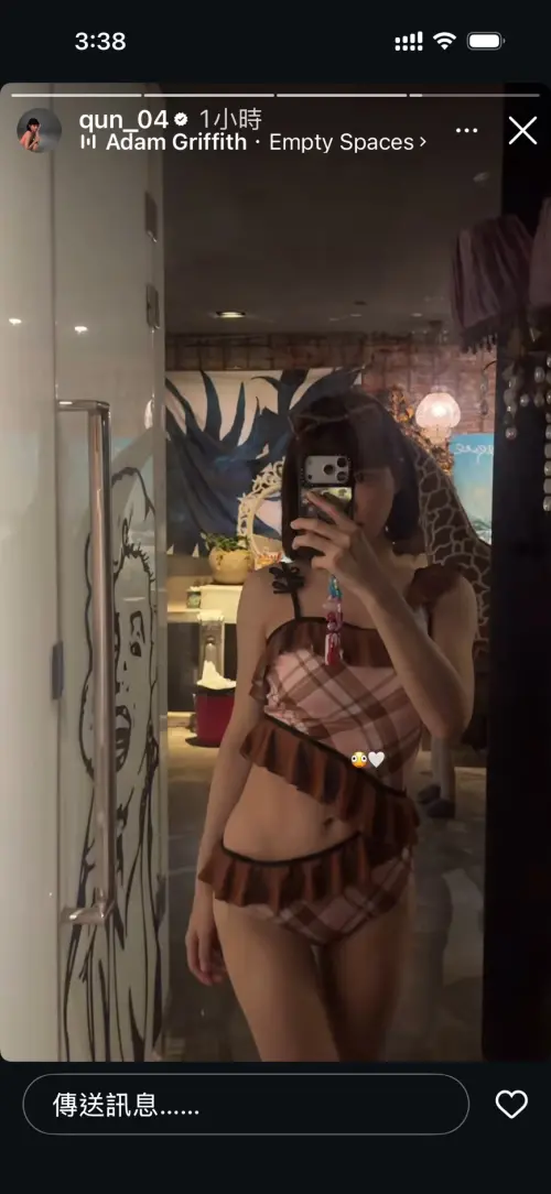 ▲峮峮著荷葉邊挖洞泳衣，體態勻稱。（圖／峮峮IG@qun_04）