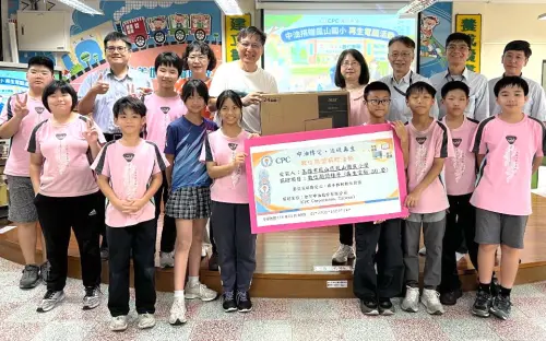 助學童數位接軌未來！中油煉製事業部捐贈再生電腦以科技傳遞溫度
