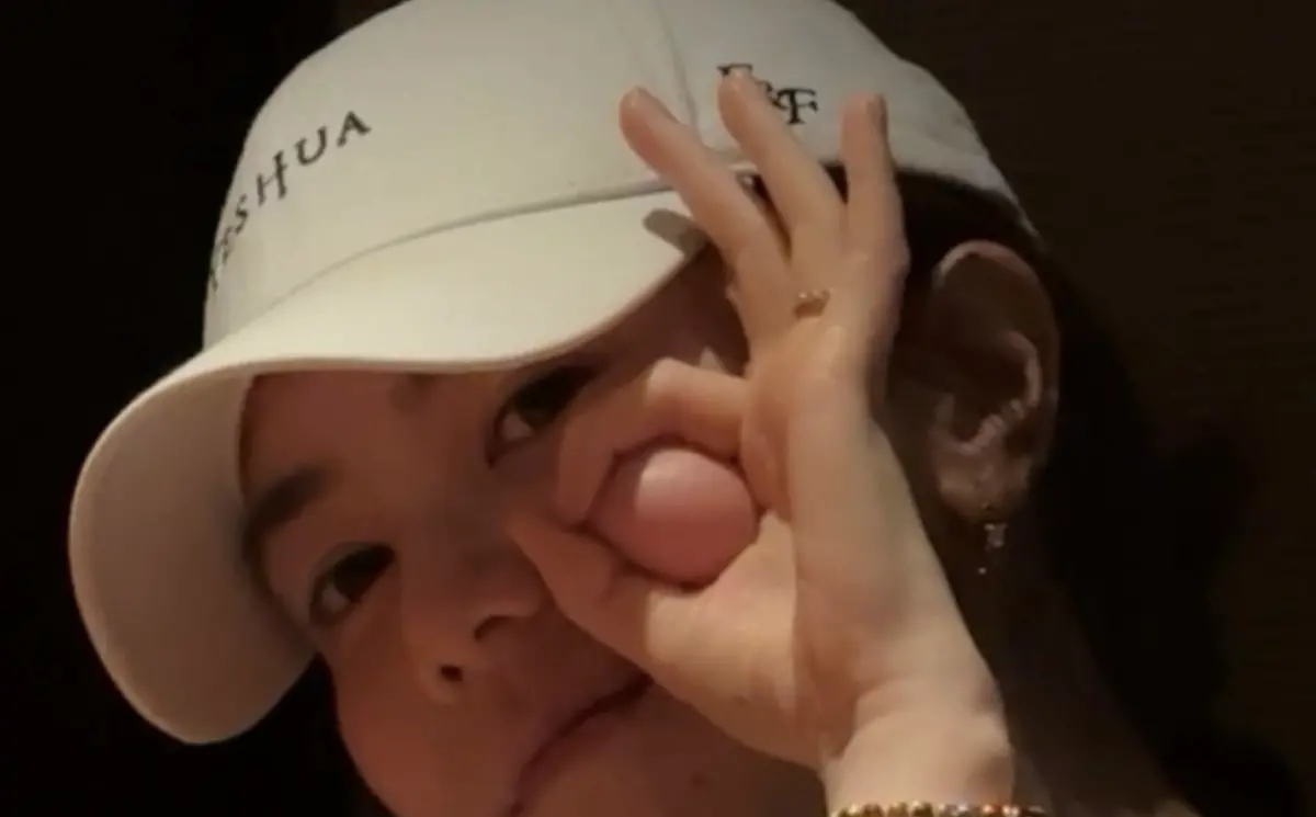 ▲相隔7年，香港歌手鄧紫棋再度來台開唱，今晚將登台北大巨蛋，她在臉書放上手比OK、擠出肉球的照片，跟粉絲說她準備好了。（圖／翻攝自鄧紫棋臉書）