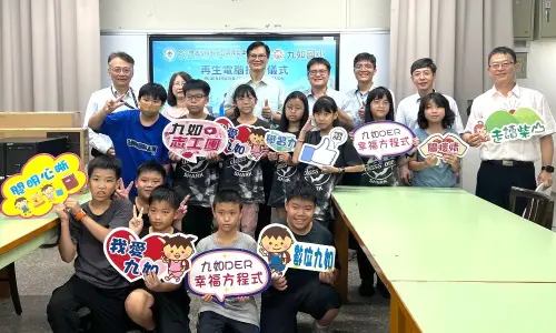 ▲中油公司煉製事業部到九如國小、仁武國小及鳳山國小等校，捐贈90台高效能再生電腦，期以科技傳遞溫度，並以實際行動，支持數位教育發展，助學童數位接軌未來。(圖／中油煉製事業部提供)