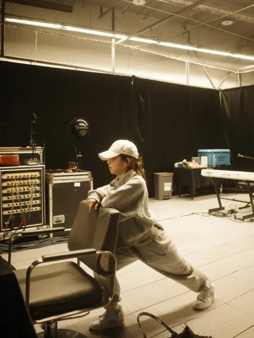 ▲鄧紫棋（如圖）在後台拉伸、蹲弓箭步，為今晚在台北大巨蛋的演唱會熱身。（圖／翻攝自鄧紫棋臉書）