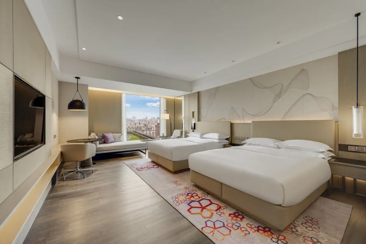 ▲高雄萬豪酒店推出旅展優惠，「萬豪闔家歡」家庭客房一晚含自助早餐四客，優惠價7500元，等於每人僅有1875元。（圖／高雄萬豪酒店提供）