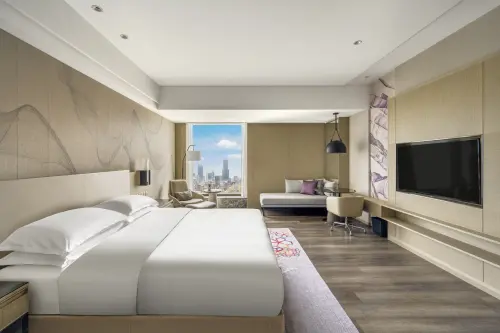 ▲高雄萬豪酒店推出旅展優惠，豪華雙人房5500元。（圖／高雄萬豪酒店提供）