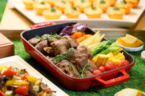 ▲高雄萬豪「京享蔬食百匯餐廳」台中國際旅展平日午晚餐券買十送二，平均每客715元。（圖／高雄萬豪提供）