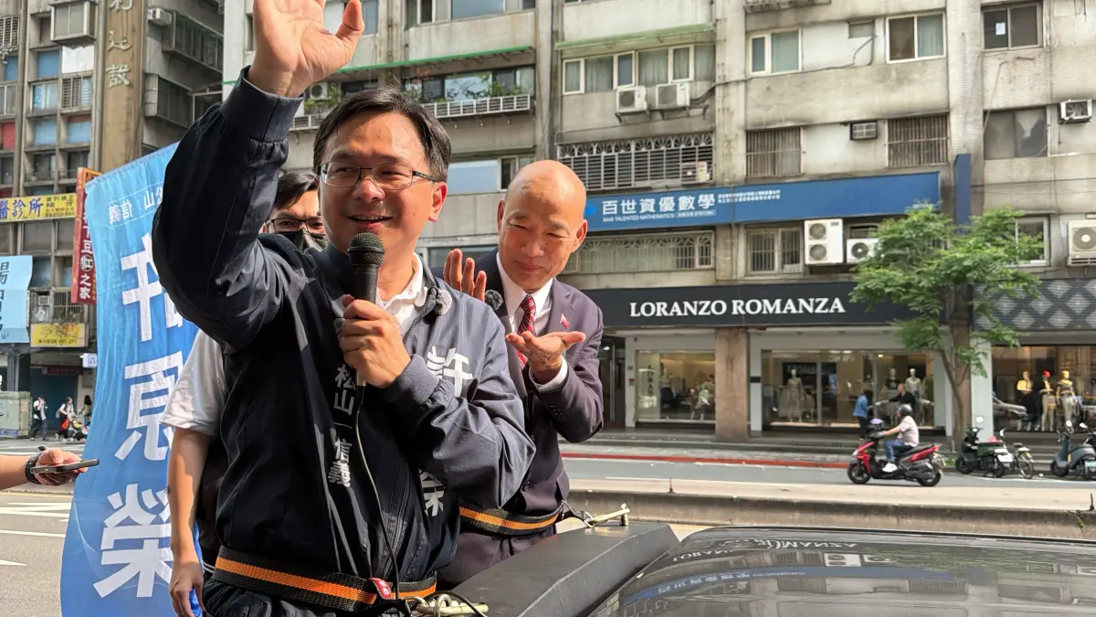 ▲立法院長韓國瑜今陪同辦公室主任許原榮車掃，呼籲唯一支持。（圖／記者蘇柏銓攝）