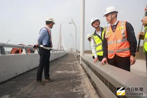 ▲交通部長陳世凱視察淡江大橋。（圖／記者葉政勳攝 ,2026.04.09）