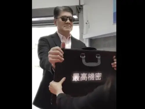 ▲好市多「解鎖機密文件」活動還推出影片，由好市多亞太區總裁張嗣漢親自上陣，化身神秘黑衣人，手提印有「最高機密」字樣的皮箱。（圖／翻攝畫面）