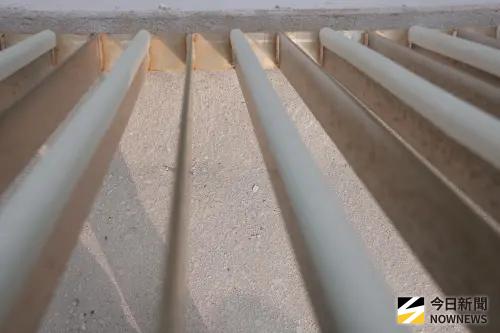 ▲淡江大橋欄杆泡棉膠條，並非逐條安裝，每個中間有一個間隔無膠條。（圖／記者葉政勳攝）