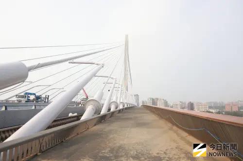 淡江大橋未通車！民眾闖入拍片宣傳　公路局：違規將驅離、報警