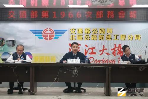 ▲交通部今前往淡江大橋視察風切改善。（圖／記者葉政勳攝）