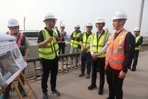 ▲交通部部長陳世凱今前往淡江大橋視察風切改善狀況。（圖／記者葉政勳攝）