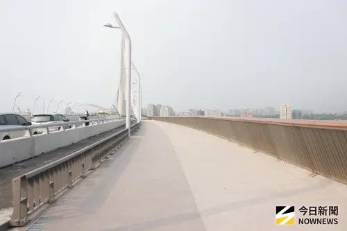 淡江大橋播放「支語」廣播挨批　議員轟不用心：區公所委外製作