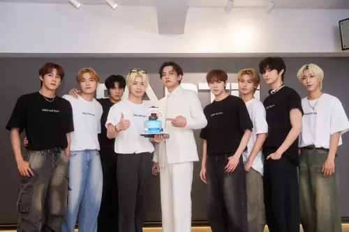 ▲人氣男團ARKis將舉辦出道後首場專場演唱會，他們的學長高有翔特別準備方舟蛋糕來探班，給予加油打氣鼓勵。左起為Vin、鄭彫秦、Mikey、李東翰、高有翔、Alex、李定、禾雁凱和黃崇峻。（圖／量籽計劃提供）