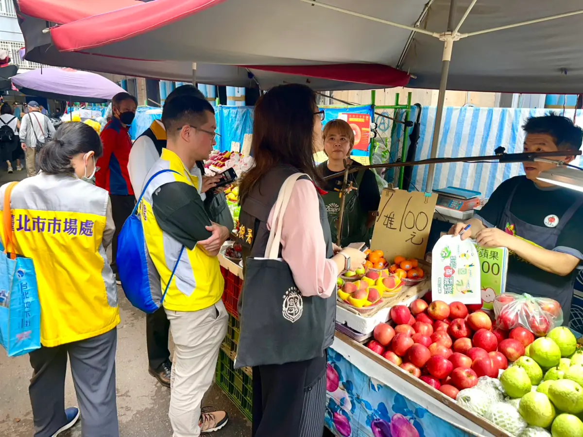 ▲國內爆發「塑膠袋之亂」，台北地檢署查訪城中市場及建國市場向第一線的攤商店家了解實情，發現塑膠紅花袋、耐熱袋、背心袋等5款塑化製品供貨不足。（圖／臺北地檢署提供）