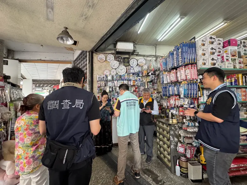    ▲國內爆發「塑膠袋之亂」，台北地檢署查訪城中市場及建國市場向第一線的攤商店家了解實情，發現塑膠紅花袋、耐熱袋、背心袋等5款塑化製品供貨不足。（圖／臺北地檢署提供）  