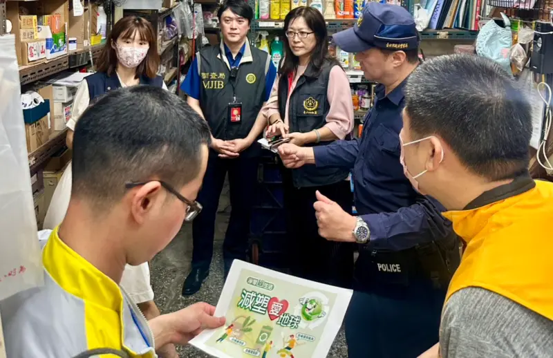    ▲國內爆發「塑膠袋之亂」，台北地檢署查訪城中市場及建國市場向第一線的攤商店家了解實情，發現塑膠紅花袋、耐熱袋、背心袋等5款塑化製品供貨不足。（圖／臺北地檢署提供）  