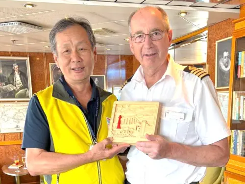 ▲卡莉多郵輪公司所屬島嶼天空號(ISLAND SKY)郵輪首航花蓮港，花蓮港務分公司港務長林清富(左)致贈島嶼天空號郵輪首航紀念牌，由船長STUART VERNON HORNE(右)代表接受。(圖／花蓮港務分公司提供)