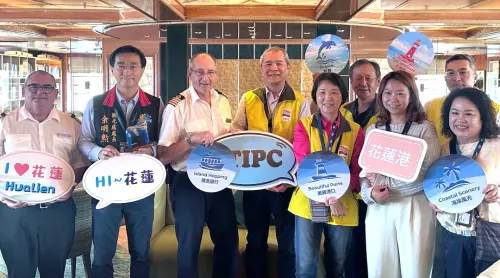 ▲花蓮港務分公司總經理宋益進(左4)、船長STUART VERNON HORNE(左3)、花蓮縣政府觀光處處長余明勳(左2)等人，與島嶼天空號郵輪幹部合影。(圖／花蓮港務分公司提供)