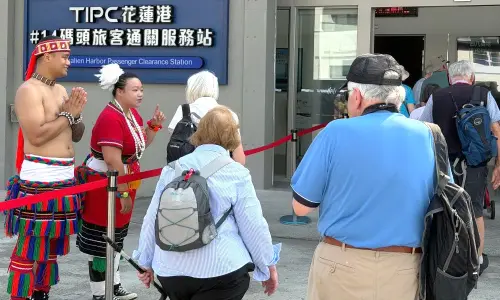 ▲卡莉多郵輪公司所屬島嶼天空號(ISLAND SKY)郵輪首航花蓮港，旅客下船觀光旅遊的情形，期促進花蓮地區經濟發展。(圖／花蓮港務分公司提供)