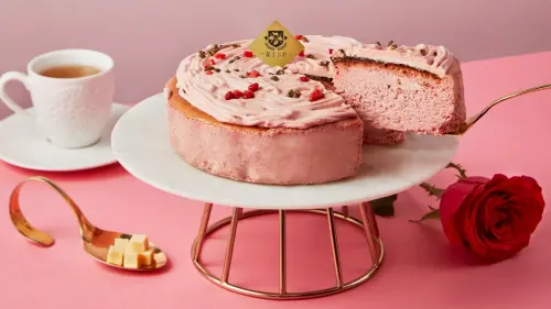 ▲「綻放玫荔乳酪蛋糕」以粉色系為主視覺，將玫瑰的優雅花香與荔枝的清甜果韻融合。（圖／起士公爵提供）