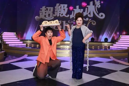 ▲邵大倫（左）受託，端著一盤紅豆餅在節目中向白冰冰（右）下跪「負餅請罪」。（圖／民視提供）