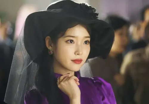 ▲IU在《德魯納酒店》中飾演的張滿月社長，因為犯下大罪，被束縛在酒店長達千年，擁有不死之身。（圖／tvN）