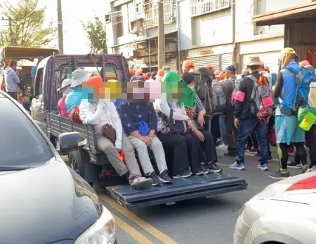 ▲今年警方特別提醒「累了請上車」的違規注意，不少過去有出車的司機今年擔心遭檢舉，已經決定不出車。（圖/白沙屯媽祖全球徒步聯誼會）