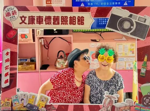 ▲「懷舊照相館」專案，長輩變裝後彷彿回到年輕時光，紛紛擺拍留下珍貴畫面。（圖／社會局提供）