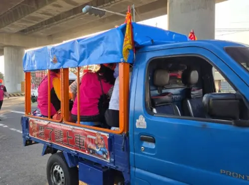 ▲白沙屯媽祖進香活動常常可以看這種「累了請上車」的小貨車幫忙載信徒，但要注意如果被取締，最高可以罰到9000元，駕駛自己留意相關規定。（圖/白沙屯媽祖全球徒步聯誼會）