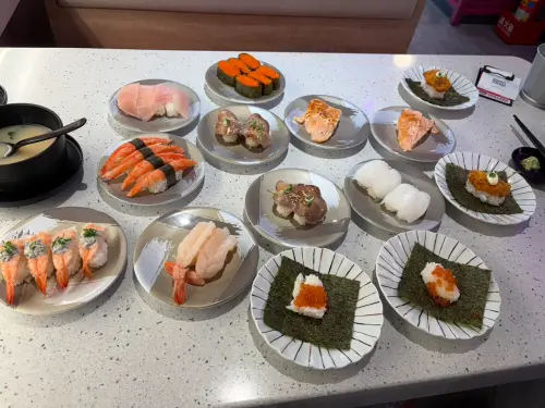 ▲点爭鮮買一送一活動多款指定壽司全部買一送一！牡蠣、魚卵軍艦、赤蝦、玻璃蝦都買一送一超划算。（圖/記者張嘉哲攝）