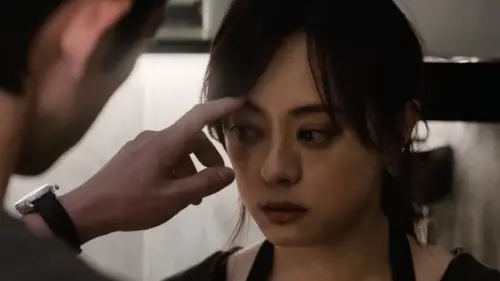 ▲孫儷（右）在劇中飾演被丈夫吳慷仁（左）長期PUA（情感控制）的女性，然而沈重的話題加上壓抑的氛圍，導致收視率不增反降。（圖／翻攝自微博）