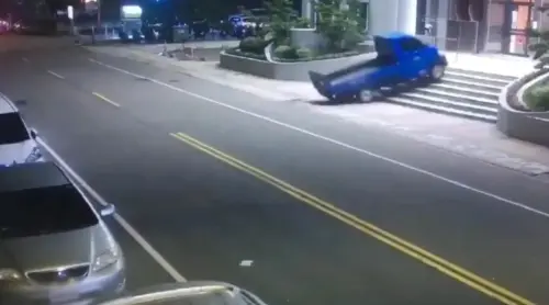 ▲台中一名林姓男子因應徵成吉思汗健身房失利，竟於2024年6月間駕駛小貨車蓄意衝撞台中館大門，最終依涉犯強制罪與毀損罪，被判處 1年6個月。（資料照／翻攝畫面）