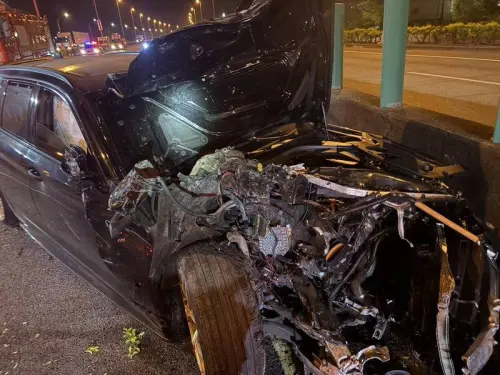 ▲台南安定深夜發生嚴重車禍，事主肇逃。（圖／民眾提供）