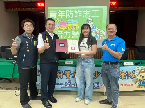 ▲高市警局少年警察隊隊長陳仁正頒發結業證書。(圖／高市少年隊提供)