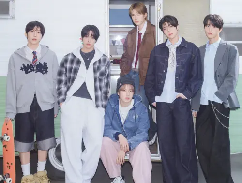 ▲日本平價服飾品牌WEGO近年不斷與偶像團體聯名商品，近期韓國男團NCT WISH才成為品牌春季形象代言人，更推出多款聯名單品。（圖／WISH官網）