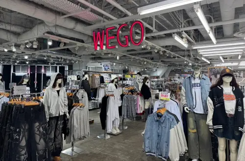 ▲日本連鎖服飾品牌「WEGO」於8日宣布，為了加速拓展海外市場，先行於台灣開設實體門市，並於2026年5月在台北西門町「誠品生活武昌店」4樓開設台灣首間門市，目標在2030年以前於全台開設20家門市。（圖／WEGO官網）