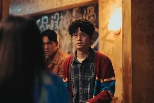 ▲▼林鶴軒（上下圖）在《乩身》中飾演色鬼王小明，成為影集逗趣擔當，戲外也大開柯震東的玩笑。（圖／Netflix提供）