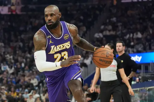 ▲如果詹姆斯（LeBron James）願意接受中產特例甚至老將底薪，這將是勇士成本最低的升級方式。（圖／美聯社／達志影像）