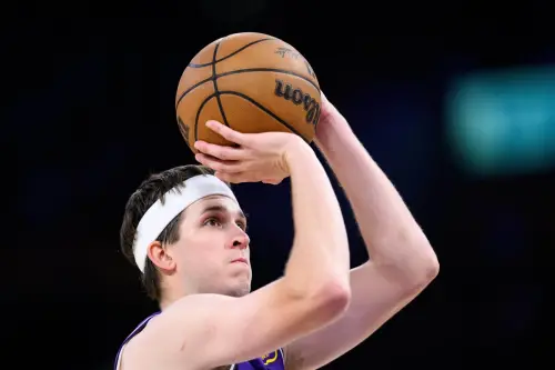 里夫斯腹斜肌傷勢恐惡化！醫生警告：湖人不該讓後場雙星強行復出