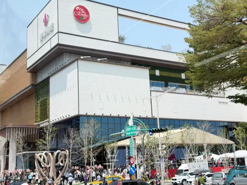 直擊／漢神洲際今開幕擠爆現場！150家首發品牌、必吃美食一次看