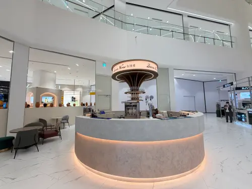 ▲台中漢神洲際首創「美妝香檳吧」，攜手布娜飛結合香檳與輕食，讓消費者邊喝香檳邊享受時尚購物體驗。（圖／記者周淑萍攝）